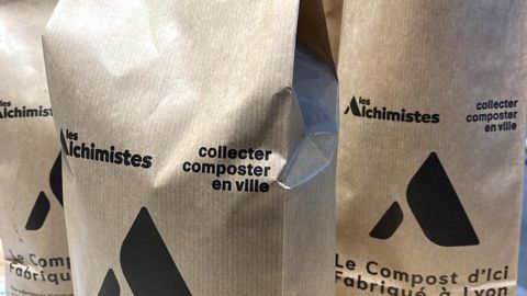 Implantés dans plusieurs villes de France, Les Alchimistes proposent des collectes sur mesure des déchets alimentaires, production de compost à la clé.  © B. Guicheteau